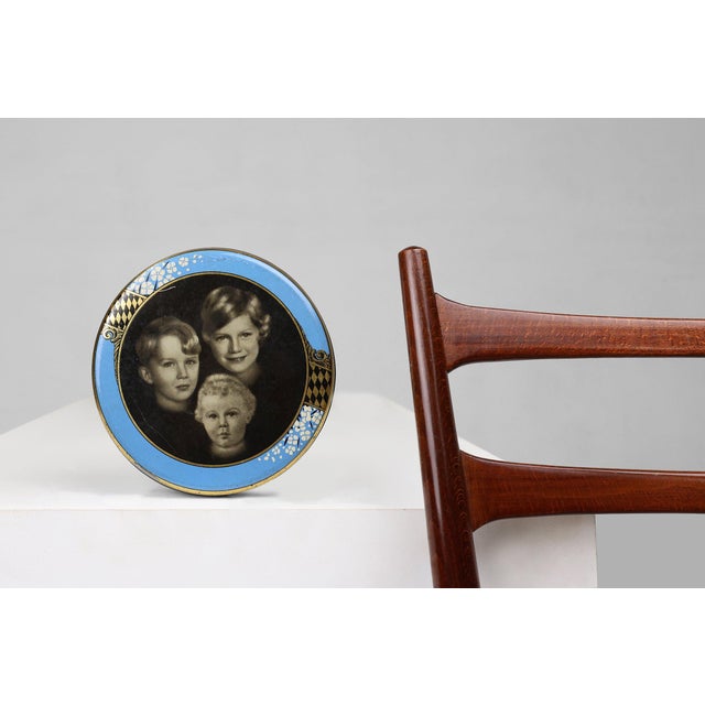 A rare tin box from the 1930s, adorned with the portraits of the children of belgian king leopold iii - boudewijn, astrid,...