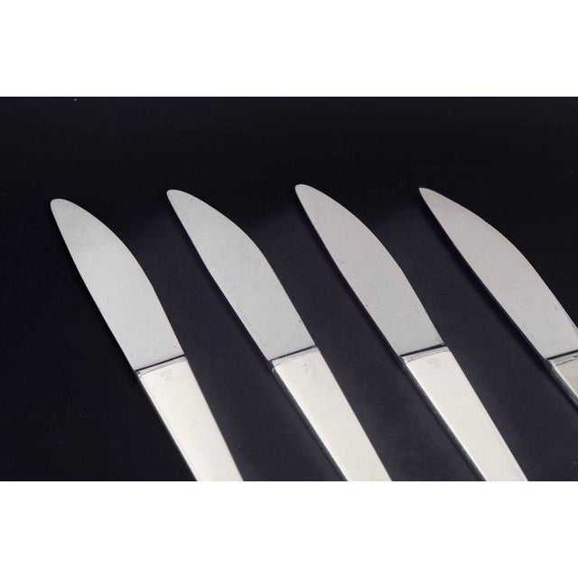Henning Koppel for Georg Jensen, set of four dinner knives Caravel. Set of four dinner knives in stainless steel and...
