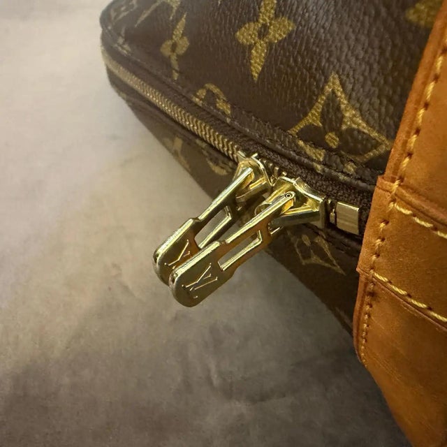 A Late 20th Century Louis Vuitton Monogram Canvas Alma Hand-Bag For Sale - Image 6 of 16