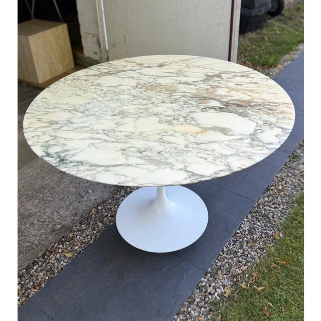 Beautiful table by Knoll: Eero Saarinen created an imposing yet minimalist piece of furniture with incredible simplicity,...