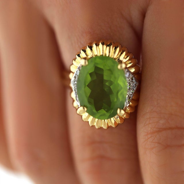 Vintage 6 Carat Oval Cut Peridot 14k Gold Fluted Sunburst Ring, Size 9 For Sale In Miami - Image 6 of 11