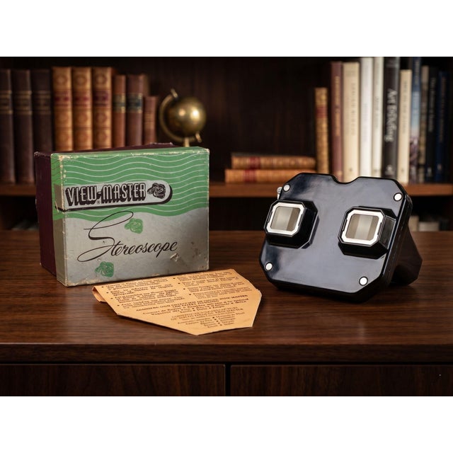 This is a superlative example of the 1946 first-production run of the View-Master Model C. Distinguished by the specific...