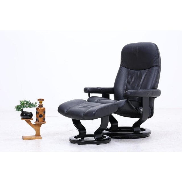 Black Set of Consul Recliner with Ottoman in Leather from Stressless For Sale - Image 8 of 18