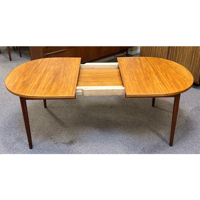 Mid Century Modern Extending Oval Dining Table c.1970 For Sale - Image 4 of 15