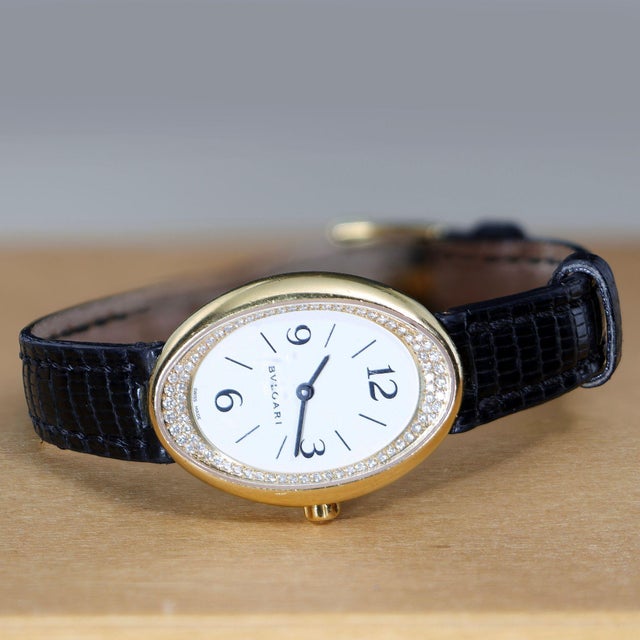 White Bvlgari Ovale Ov32g Factory Diamond Bezel 18k Yellow Gold Watch Circa 1990s For Sale - Image 8 of 14