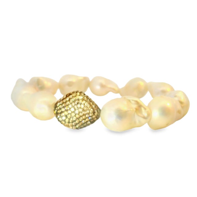 This stunning estate bracelet combines elegance and versatility, featuring 10 lustrous Biwa pearls accented with a...