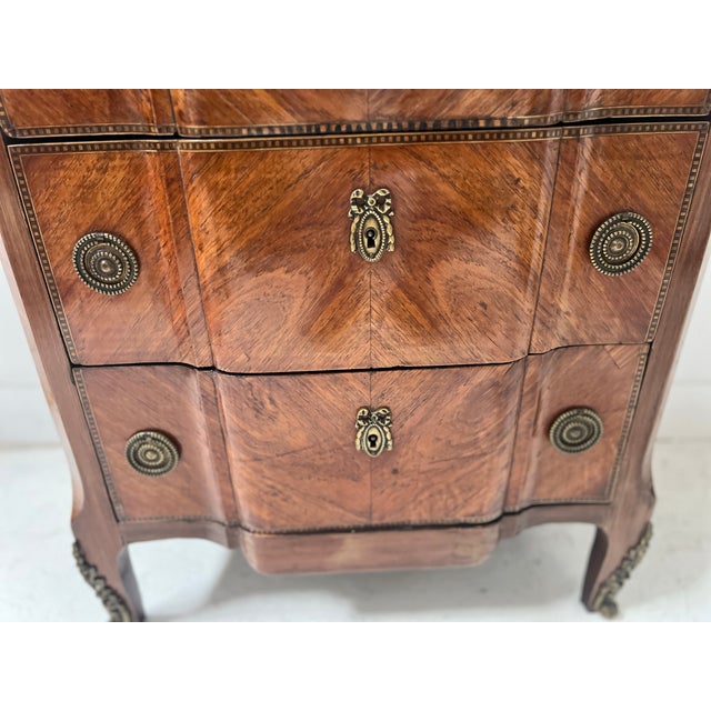 20th Century Transition Chest of Drawers in Elm and Amaranth Veneer For Sale - Image 13 of 17