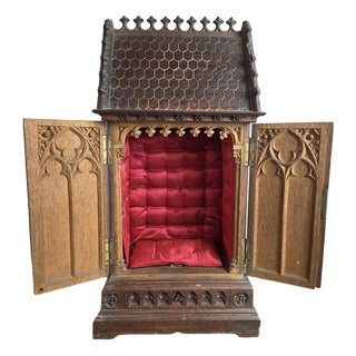 Small 19th Century Neo-Gothic Niche in Finely Carved Oak For Sale