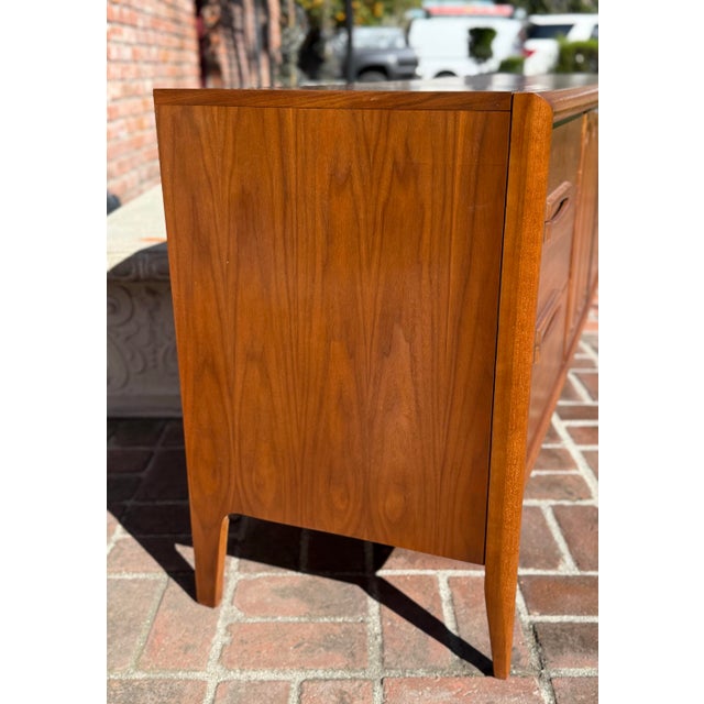 Brown Mid Century Modern Bassett Dresser c.1960’s For Sale - Image 8 of 10