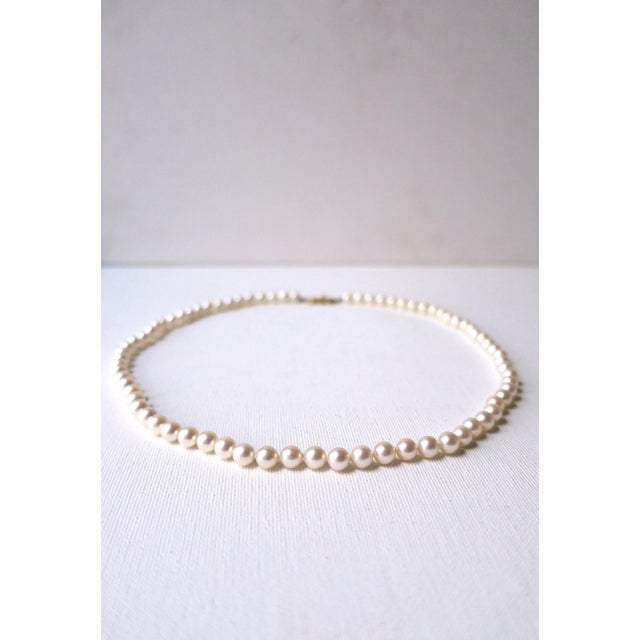 Metal Pearl Necklace From Mikimoto Akoya Pearls and 18 Karat Gold For Sale - Image 7 of 12