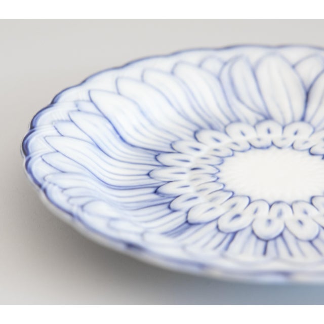 Wedgwood 19th Century English Wedgwood Blue & White Pearlware Sunflower Plate For Sale - Image 4 of 8