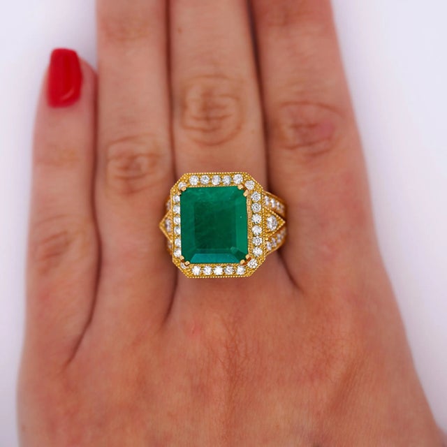 Art Deco 10 Carat Colombian Emerald & Diamond Halo Split Shank in 18k Gold Statement Ring For Sale - Image 3 of 10