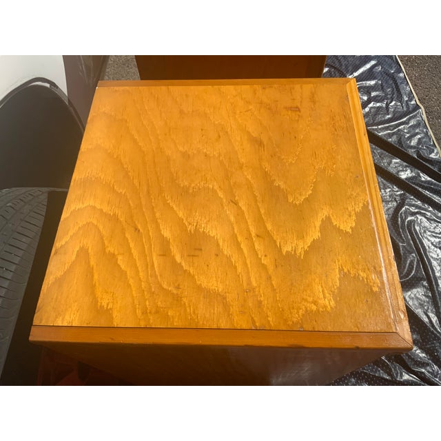 Loewe Mid-Century Modern Minimalist Blonde Ash 5-Drawer & Matching 4-Drawer Tall Nightstand Set - Built With Atlas Plywood Components in the Style of Mengel For Sale - Image 4 of 18