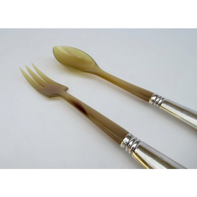 C.1920s Anglo Indian English Silver With Hand-Honed & Carved Horn Salad Serving Spoon & Fork Utensils -Pair For Sale - Image 11 of 13