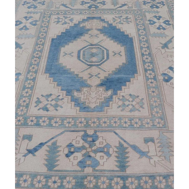 Traditional Mid 20th Century Vintage Turkish Oushak Rug With Medallion Design in Blue, Lt. Blue & Ivory For Sale - Image 3 of 13