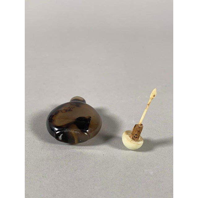 Chinese 19th Century Brown Agate Snuffbox with Black Veins For Sale - Image 9 of 9