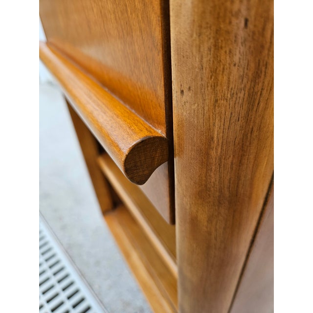 Mid-Century Modern Walnut Robsjohn-Widdicomb Style Nightstands For Sale - Image 13 of 17