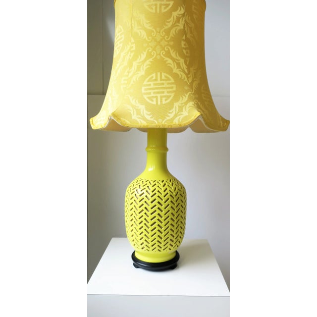 Bright Yellow Ceramic Chevron Chinoiserie Table or Desk Lamp With Silk Shade For Sale In New York - Image 6 of 13
