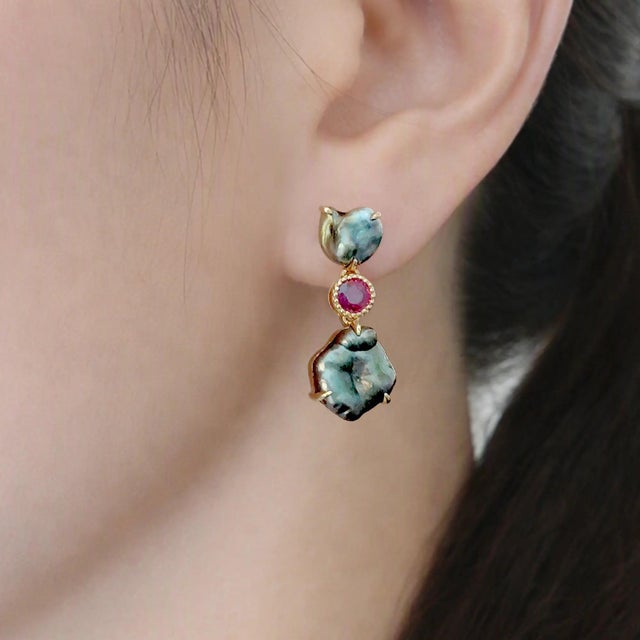 Early 21st Century Tahitian Pearl and Ruby 14ct Yellow Gold Drop Earrings - Fei Liu, Pair For Sale - Image 5 of 5
