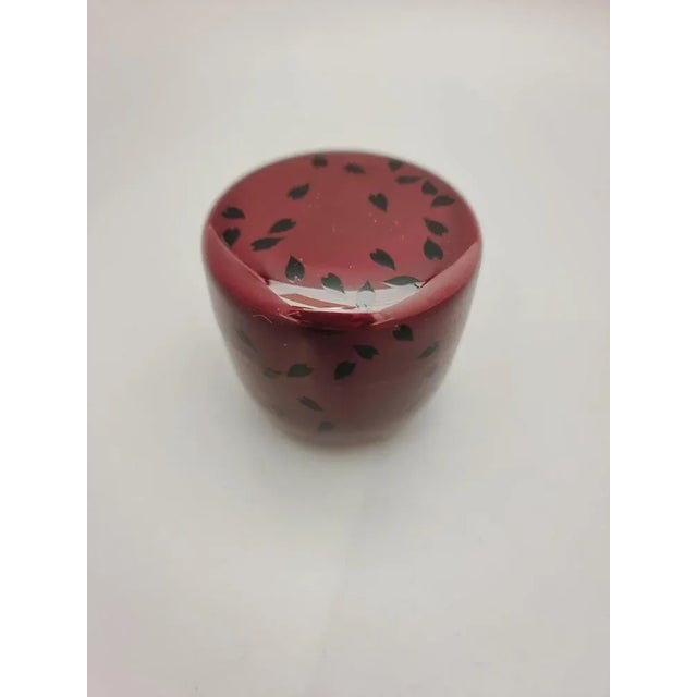 1970s Vintage Japanese Netsuke Matcha Container with Maki-E Lacquer in Bordeaux Colour with Black Petals, 1960-70s For Sale - Image 5 of 5
