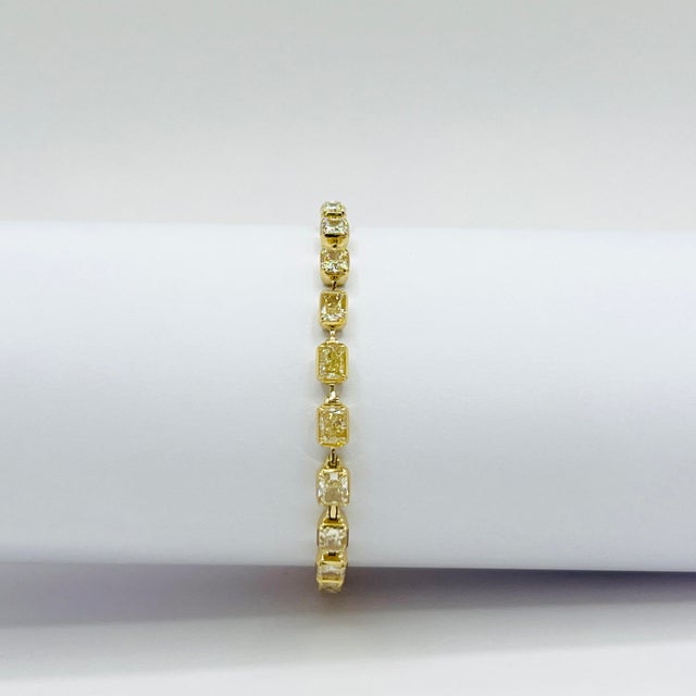 2020s Light Yellow Radiant East to West Bezel Bracelet in 18k Yellow Gold For Sale - Image 5 of 8