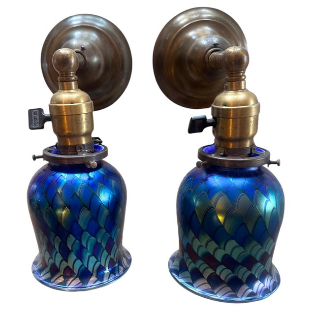 1970s Signed Orient and Flume Pulled Feather Pattern Art Glass Shades on Old Brass Sconces, Original Patina - Set of 4 For Sale In Los Angeles - Image 6 of 8