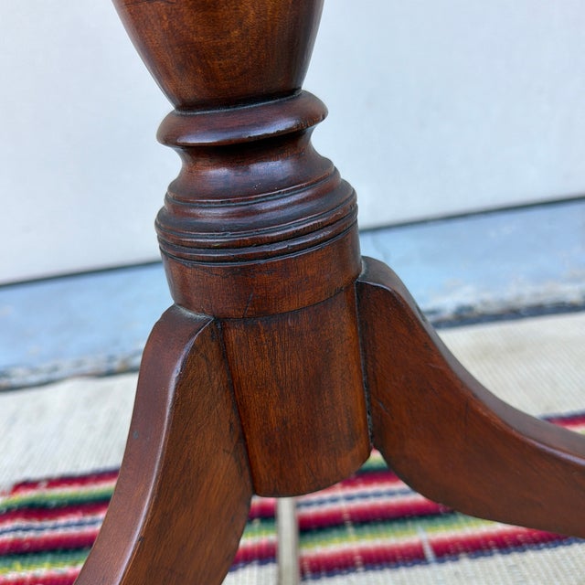 Early 19th Century Antique Cherry Federal Spider-Leg Candlestand, New England, Circa 1820s For Sale - Image 5 of 12