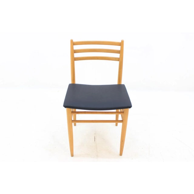 This set of chairs is very practical and comfortable.