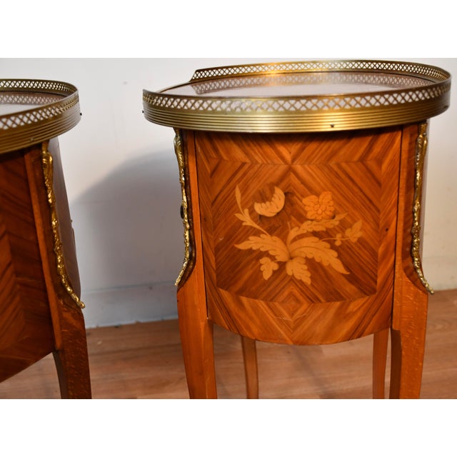 1930s French Style Satinwood Inlaid Pair of Nightstands / Bedside Tables, 2 Pieces For Sale - Image 17 of 17