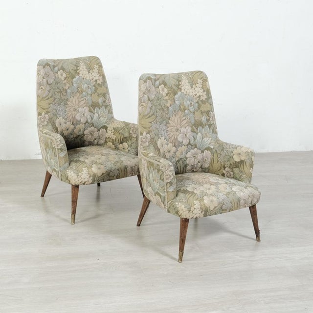 Wonderful pair of vintage armchairs, original production from the mid-twentieth century, with the classic shapes of the...