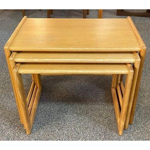Set of Vintage Oak Nesting Tables c.1970 Classic Nesting Design – UK Import 23.5″ Wide x 14.5″ Deep x 19″ High (outer...