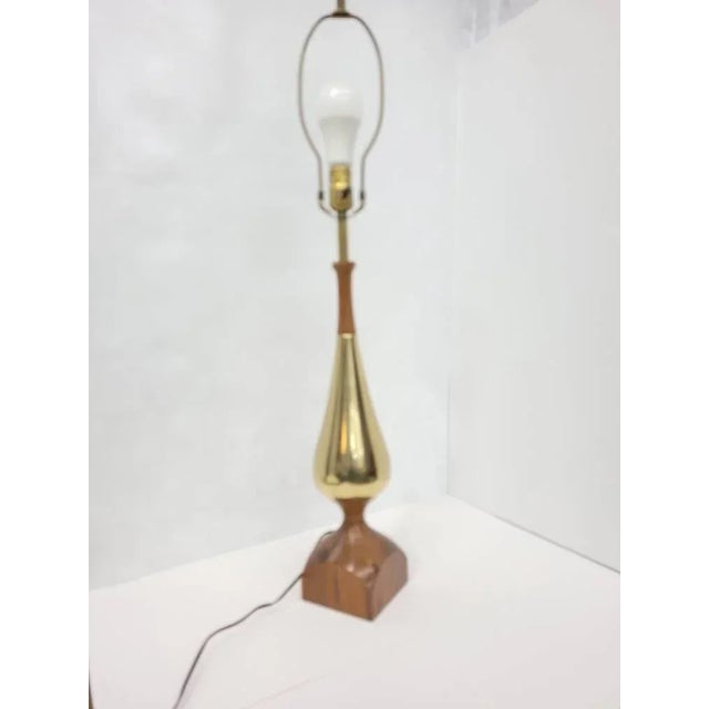 Gold Mid-Century Laurel Walnut & Gold Chrome Table Lamp • Sculptural Teardrop Brass Lamp For Sale - Image 8 of 12