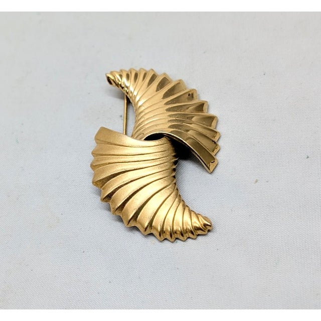 1980s Vintage 1984 Signed Monet Matte & Smooth Goldtone Brooch For Sale - Image 5 of 7