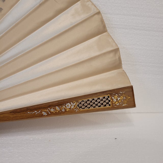 Large Romantic Pericón Fan in Painted Silk and Gilded and Silvered Wood, 1890s For Sale - Image 6 of 18