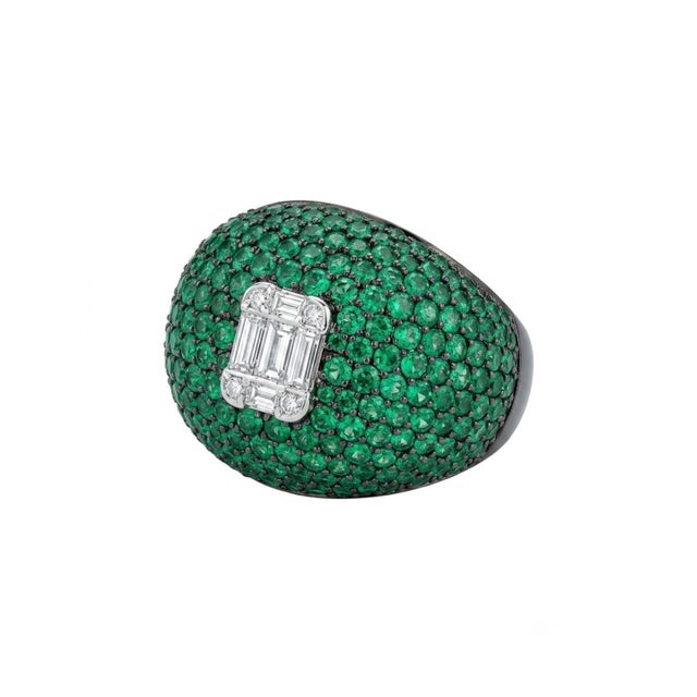 2020s Natural 18k Gold Emerald Halo Cocktail Ring With 0.25ct Diamonds For Sale - Image 5 of 8