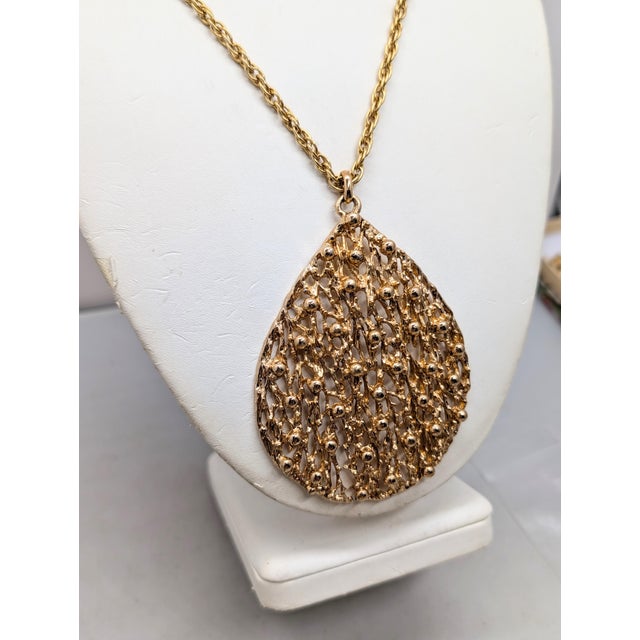 Napier Vintage 1970s Signed Napier Brutalist Goldtone Tear Drop Shaped Pendant Necklace For Sale - Image 4 of 8
