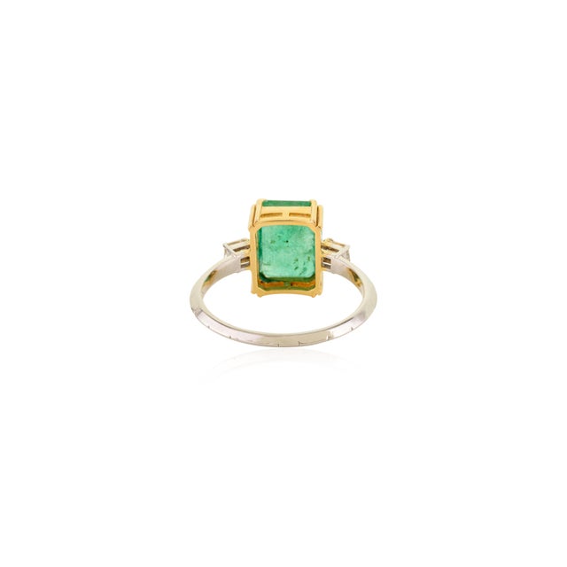Green Two Tone 18k Gold Genuine Emerald Three Stone Ring Size 6 For Sale - Image 8 of 13