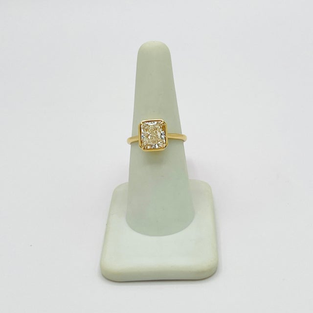Modern Gia 3 Carat Yellow Diamond Radiant Bezel Prong Ring in 18k Yellow Gold, Size 6.75 For Sale - Image 3 of 8