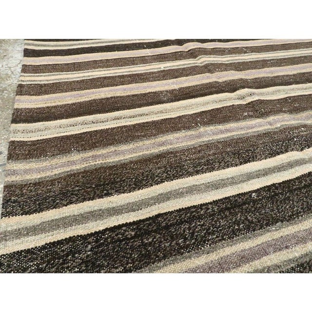 Galerie Shabab Collection Mid-20th Century Handmade Turkish Flat-Weave Kilim Rug in Charcoal and Cream For Sale In New York - Image 6 of 10