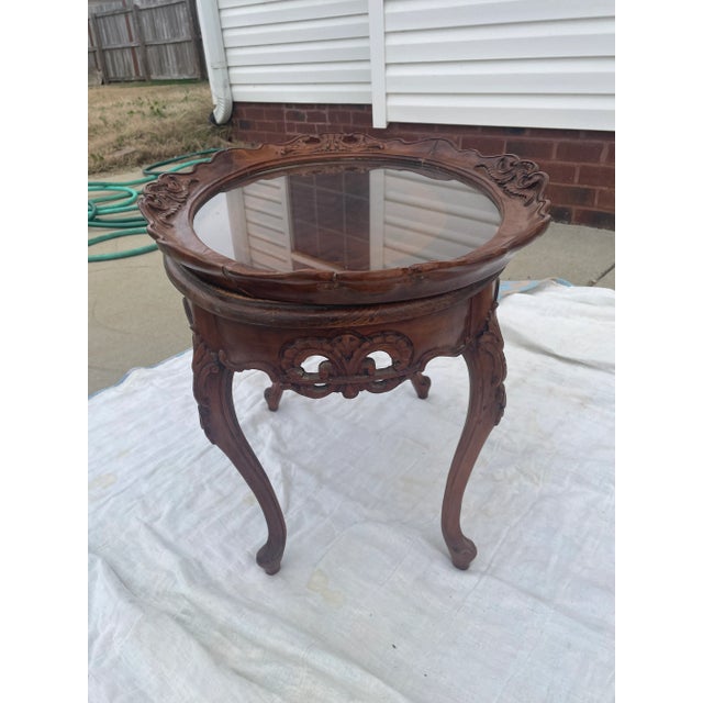 This Queen Anne style side table features cabriole legs and an oval top, characteristic of a design that originated in the...