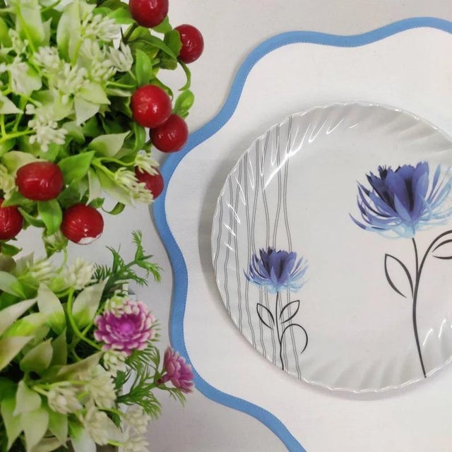 These round scalloped placemats have a complimentary color piped around the border - adding a fun twist to your tabletop!...