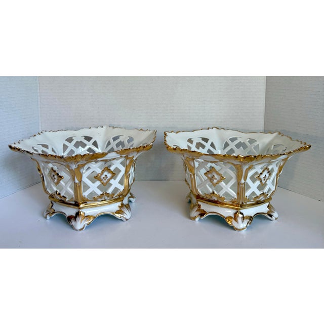 Late 19th Century Pair of French Old Paris Style Reticulated Porcelain Jardinieres With Parcel Gilt Decoration For Sale - Image 5 of 12