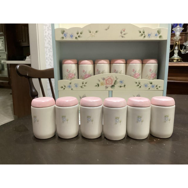 1990s Pfaltzgraff Tea Rose Wall Spice Rack With 12 Canisters with Shelf New Rare Complete Set For Sale - Image 9 of 18
