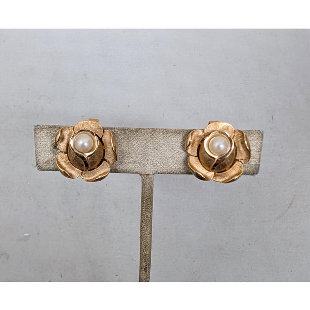 Vintage 1970s Signed Crown Trifari Goldtone Faux-Pearl Flower Clip Earrings-2 Pieces For Sale In Philadelphia - Image 6 of 7
