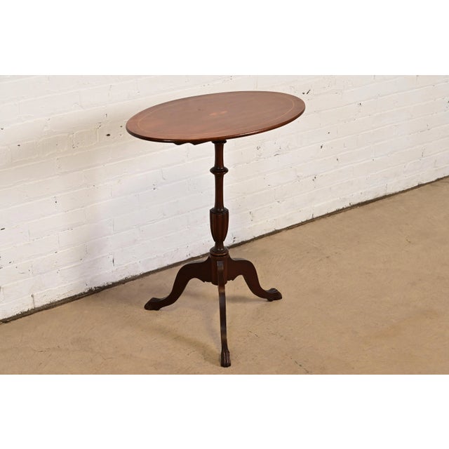 Baker Furniture Company Baker Furniture Style Georgian Mahogany Tilt-Top Pedestal Tea Table or Occasional Side Table For Sale - Image 4 of 14
