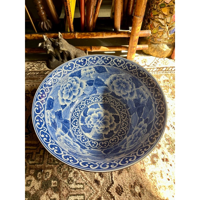 1950s Vintage Maitland Smith Blue and White Porcelain Bowl Chinoiserie Floral Large Decorative Singing Bowl For Sale - Image 5 of 12
