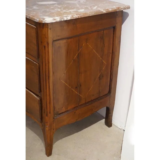 French Provincial 1770s Bow Front French Provincial Walnut Marquetry Commode With Marble Top For Sale - Image 3 of 9