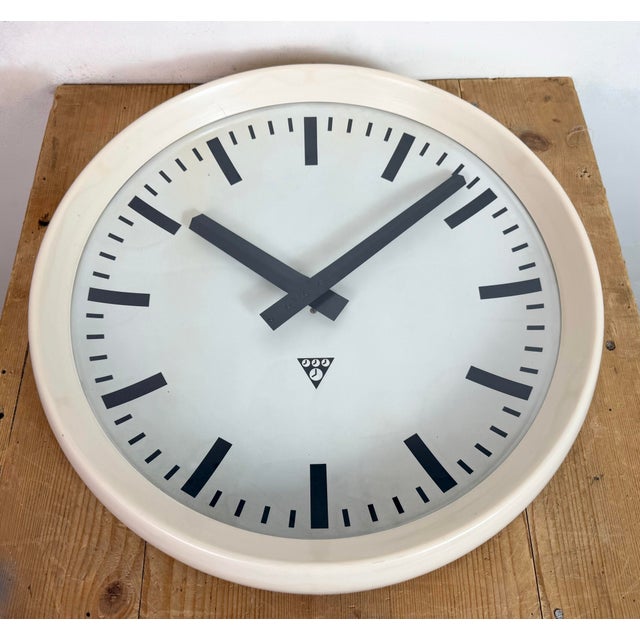 Beige Large Industrial Bakelite Factory Wall Clock from Pragotron, 1960s For Sale - Image 8 of 18