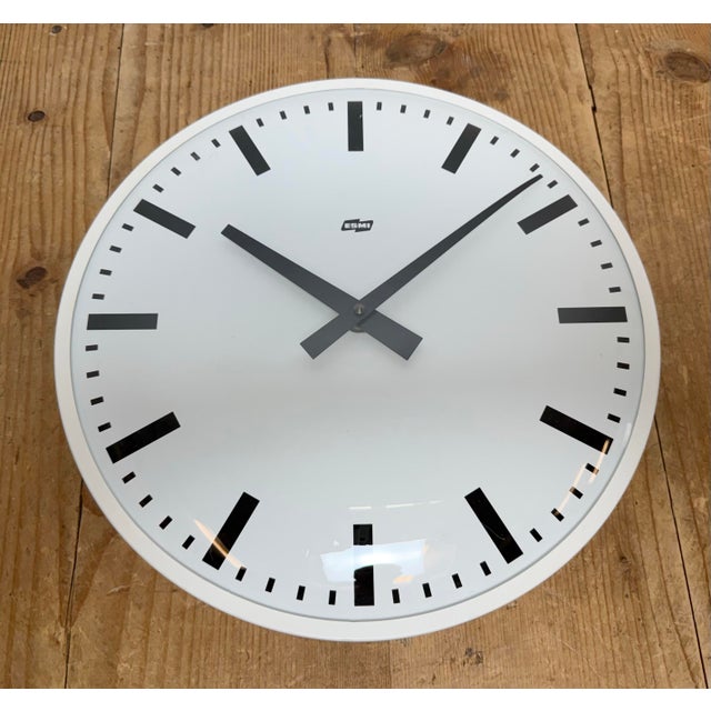 White Vintage White Bakelite Wall Clock from Esmi, 1980s For Sale - Image 8 of 17