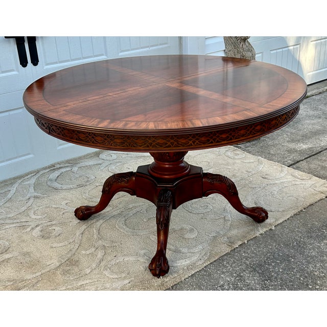 Vtg. Carved Banded Inlaid Mahogany Regency Style Round Dining Table For Sale In Philadelphia - Image 6 of 12